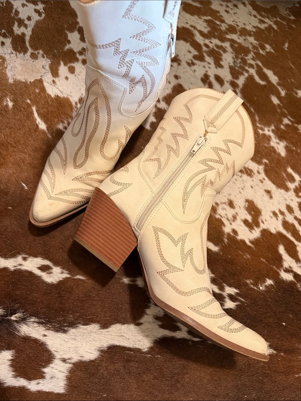 Classic Cream Western Cowboy Boots - Women